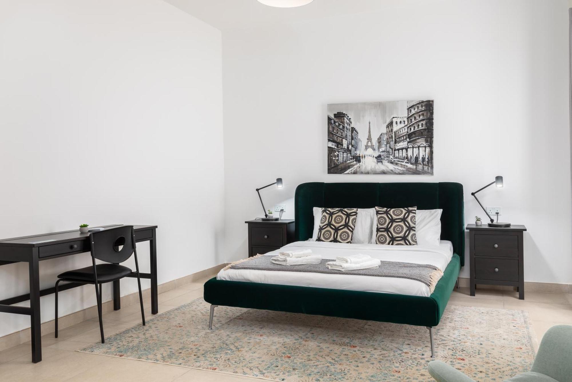 Apartament Large With Private Garden